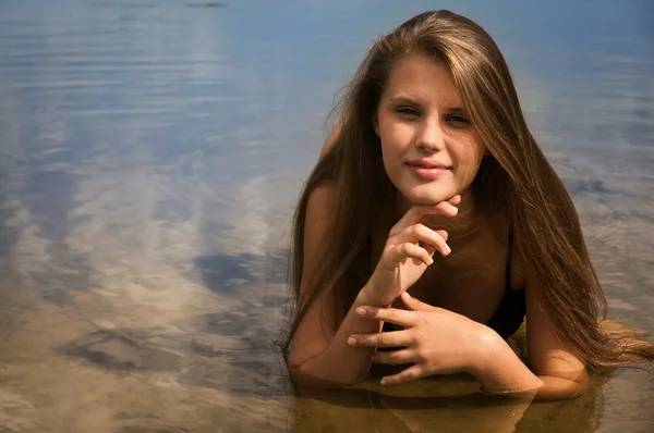 Menina atraente relaxando junto ao rio — Fotografia de Stock