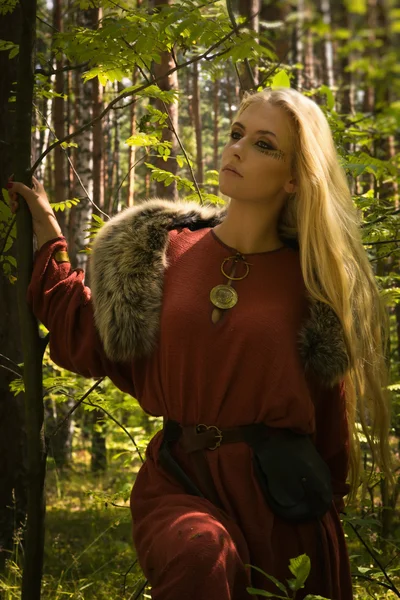 斯堪的纳维亚女孩与北欧古字的标志 — 图库照片