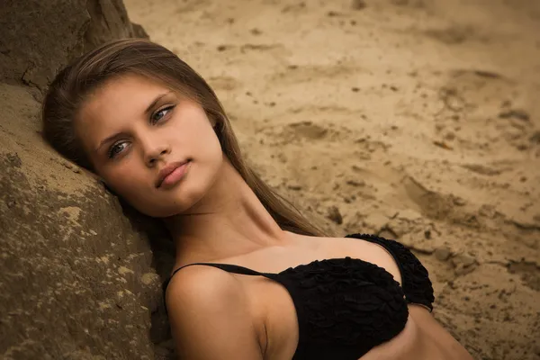 Chica atractiva en una playa de arena —  Fotos de Stock