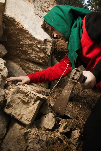 Middeleeuwse mijnwerker op de berg — Stockfoto