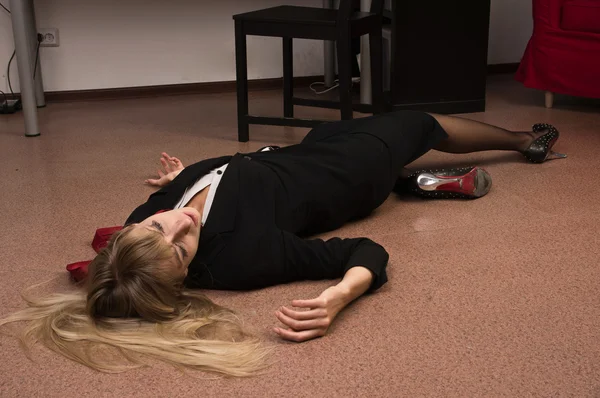 Безжизненная деловая женщина лежит на полу (имитация ) — стоковое фото
