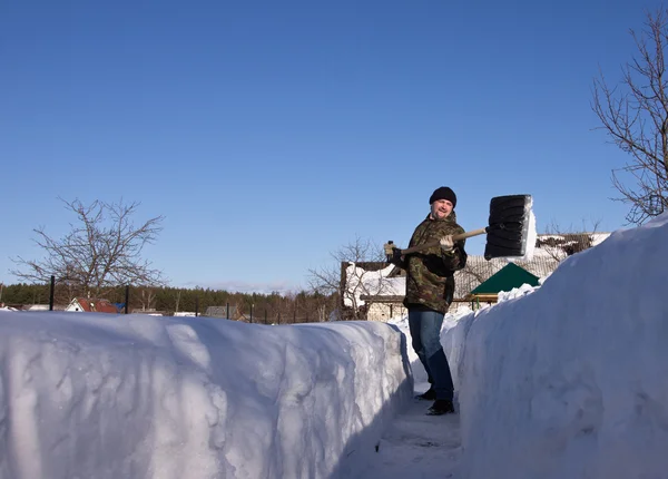 Чоловік зі сніжною лопатою — стокове фото