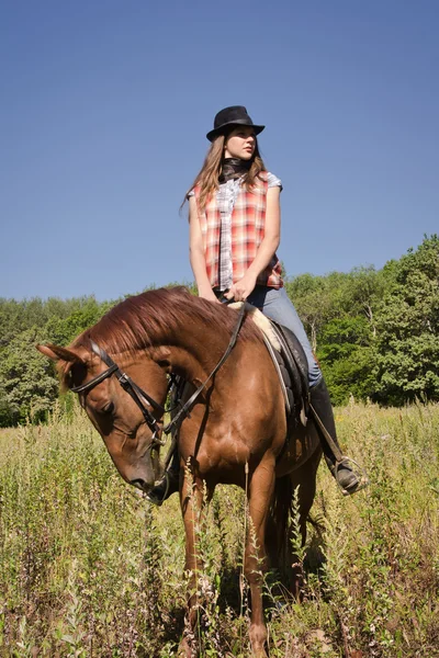 Vaquera montando un caballo de bahía —  Fotos de Stock