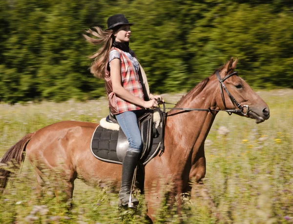 Cowgirl berijden van een baai paard — Stockfoto