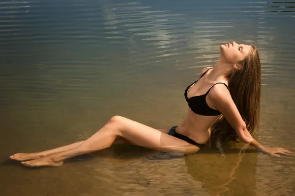 Menina atraente relaxando junto ao rio — Fotografia de Stock