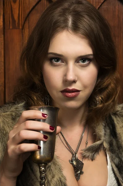 Mulher sexy com uma xícara de vinho — Fotografia de Stock