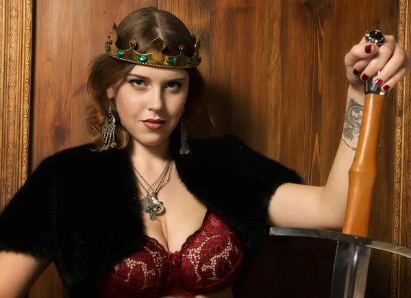Sexig kvinna som bär en krona i ett medeltida slott — Stockfoto