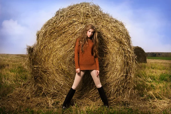 Красивая женщина возле стога сена — стоковое фото