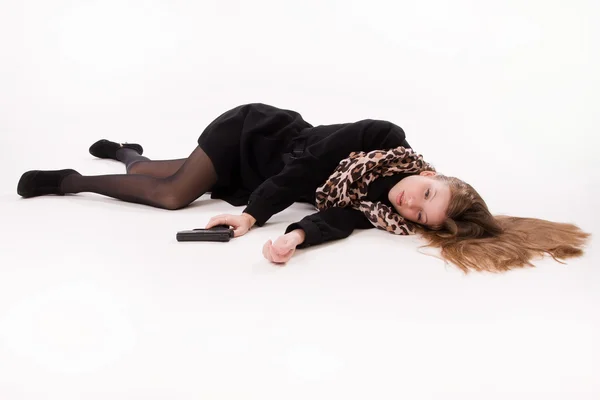 Spy girl with gun lying on the floor — Stock Photo, Image