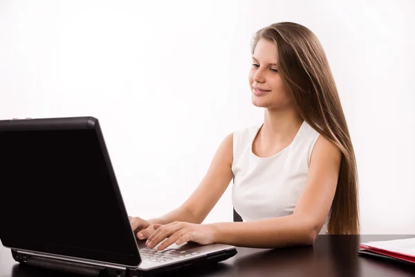 Dizüstü bilgisayar ile kendine güvenen kız — Stok fotoğraf