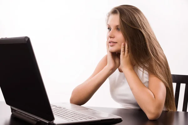 Chica asombrada detrás de un ordenador portátil —  Fotos de Stock