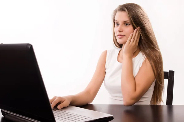 Şaşırmış gibi kızın arkasında bir dizüstü bilgisayar — Stok fotoğraf