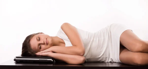 Schlafendes Mädchen auf dem Bürotisch liegend — Stockfoto