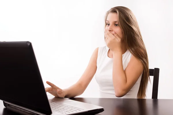 Έκπληκτος κορίτσι πίσω από ένα φορητό υπολογιστή — Φωτογραφία Αρχείου