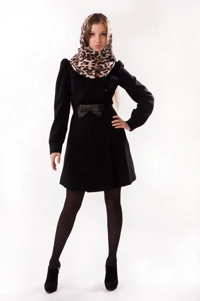 La muchacha a la moda en el abrigo otoñal —  Fotos de Stock