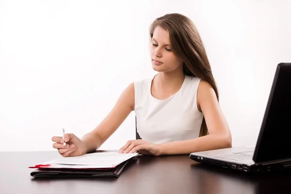 Selbstbewusste Geschäftsfrau im Büro — Stockfoto