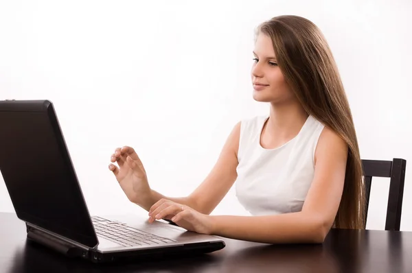 Selbstbewusstes Mädchen mit Laptop — Stockfoto