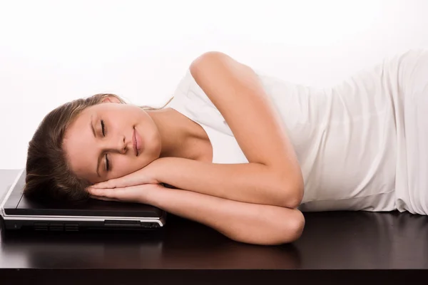 Uyuyan kız ofis masanın üzerinde yatan — Stok fotoğraf