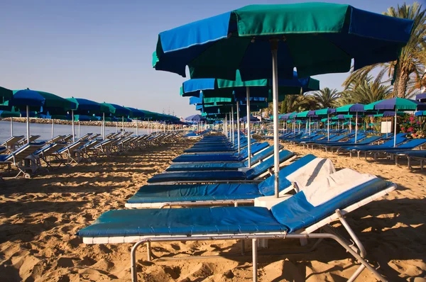 Roe de cadeiras baralho listradas na praia — Fotografia de Stock