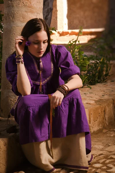 Bruna ragazza in abito medievale in un Monaste medievale di Agìa Napa — Foto Stock
