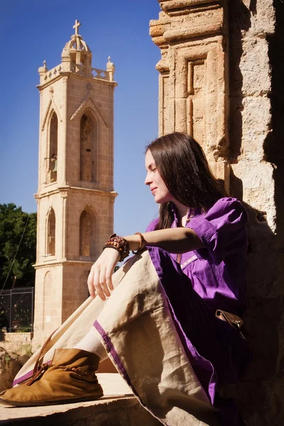 Brünettes Mädchen im mittelalterlichen Anzug in einem mittelalterlichen Agia Napa-Kloster — Stockfoto