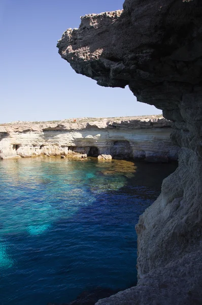 岬の greko の近くの海の洞窟。キプロス — ストック写真