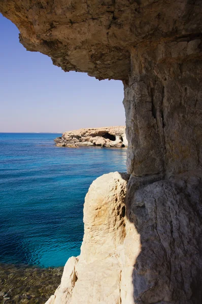 Jaskinie morskie w pobliżu przepiękny. Cypr — Zdjęcie stockowe