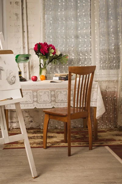 Sala de estar vintage con mesa y silla a la antigua —  Fotos de Stock