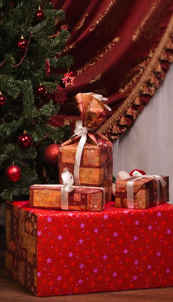 Jul. gåvor på fir grenar bakgrund — Stockfoto