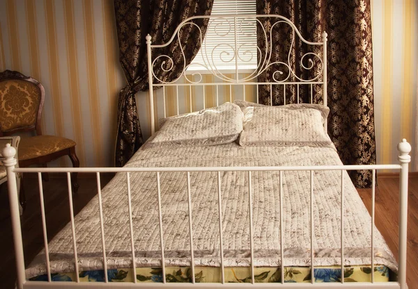 Bed in de elegante slaapkamer — Stockfoto