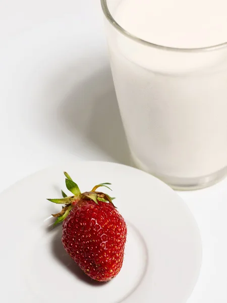 Vaso de leche y fresa —  Fotos de Stock