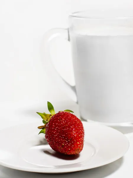 Glass of milk and strawberry — Stock Photo, Image