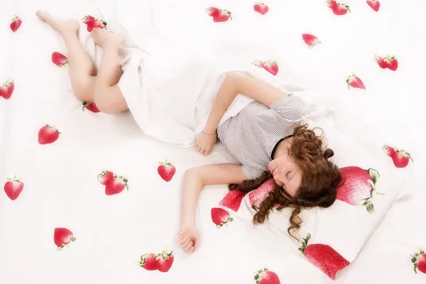 Hezká dívka spí v posteli — Stock fotografie