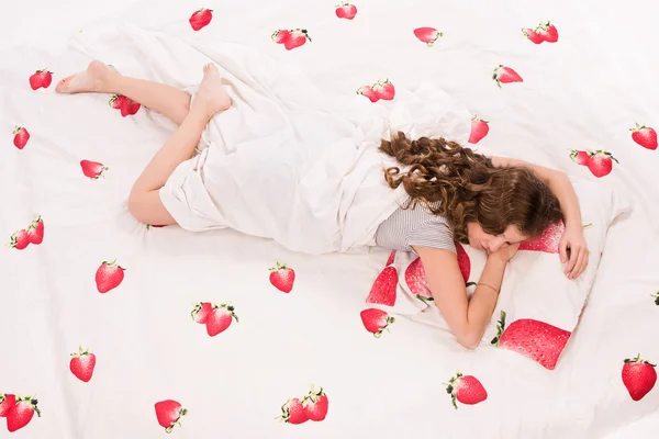 Mooi meisje slapen op het bed — Stockfoto