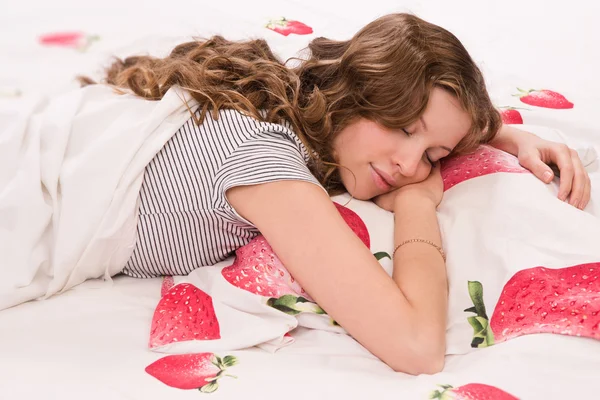 Hübsches Mädchen schläft auf dem Bett — Stockfoto