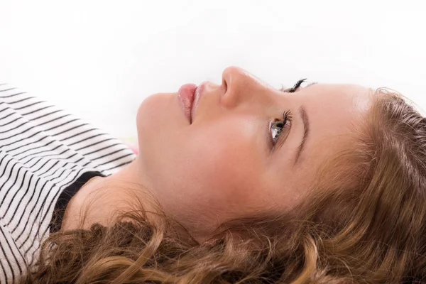 Hübsches Mädchen auf dem Bett liegend — Stockfoto