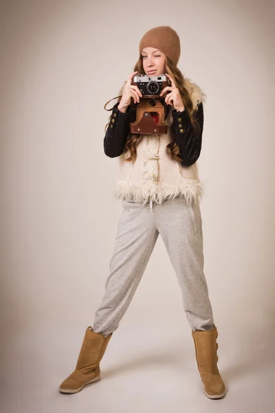 Chica joven de moda con cámara vieja — Foto de Stock