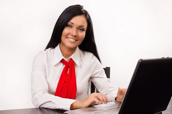 Glückliche Geschäftsfrau in einem Büro — Stockfoto