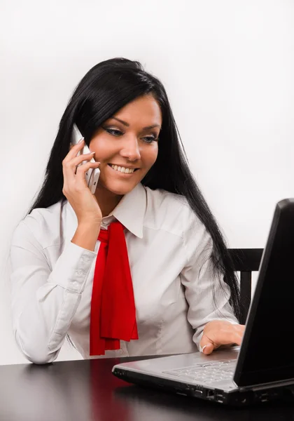 Heureuse femme d'affaires dans un bureau — Photo