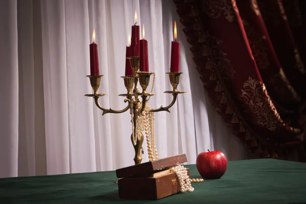 Composition avec pomme, chandelier et boîte à bijoux — Photo