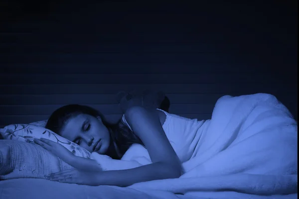 Sinnliches Mädchen schläft im Schlafzimmer — Stockfoto