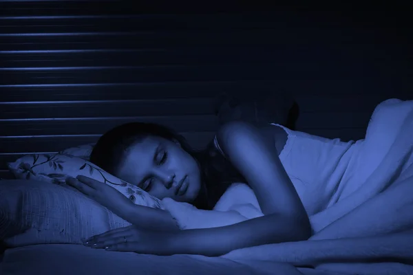 Menina sensual dormindo no quarto — Fotografia de Stock