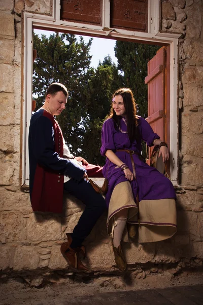 Pareja en traje medieval — Foto de Stock