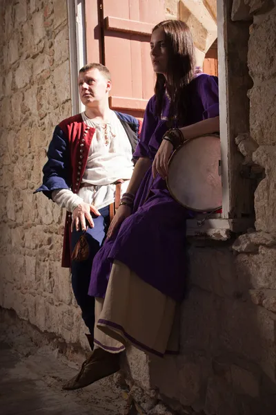 Casal de terno medieval — Fotografia de Stock