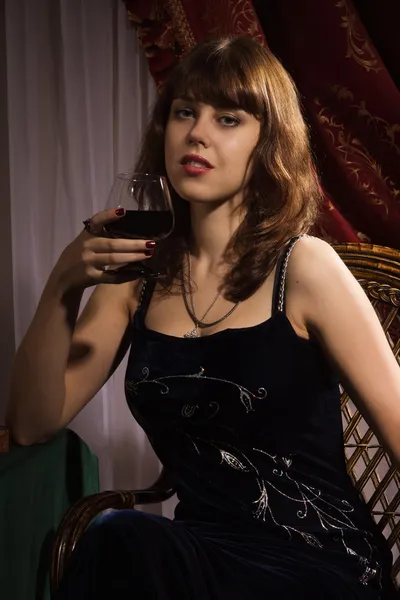 Módní ženy s sklenice na červené víno — Stock fotografie