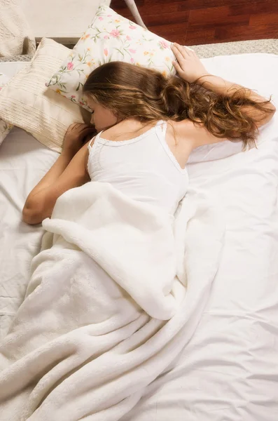 Chica sensual durmiendo en el dormitorio — Foto de Stock