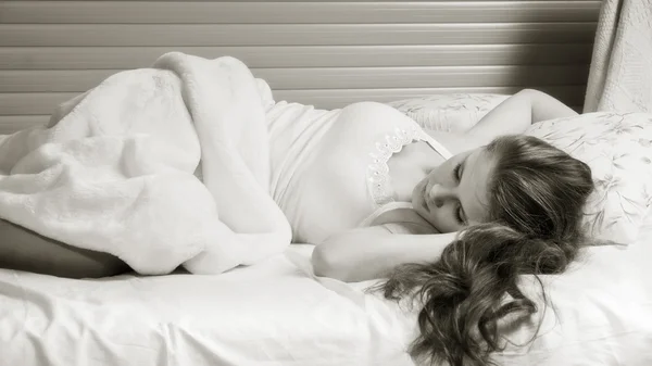 Чувственная девушка спит в спальне — стоковое фото