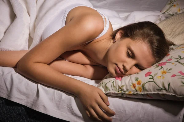 Чувственная девушка спит в спальне — стоковое фото