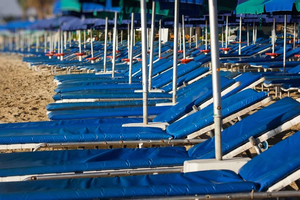 在海滩上的带区卷甲板椅子的交战规则 — 图库照片