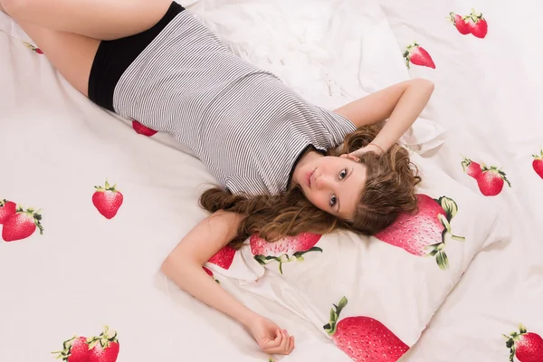 Ładna dziewczyna leżąc na łóżku — Zdjęcie stockowe